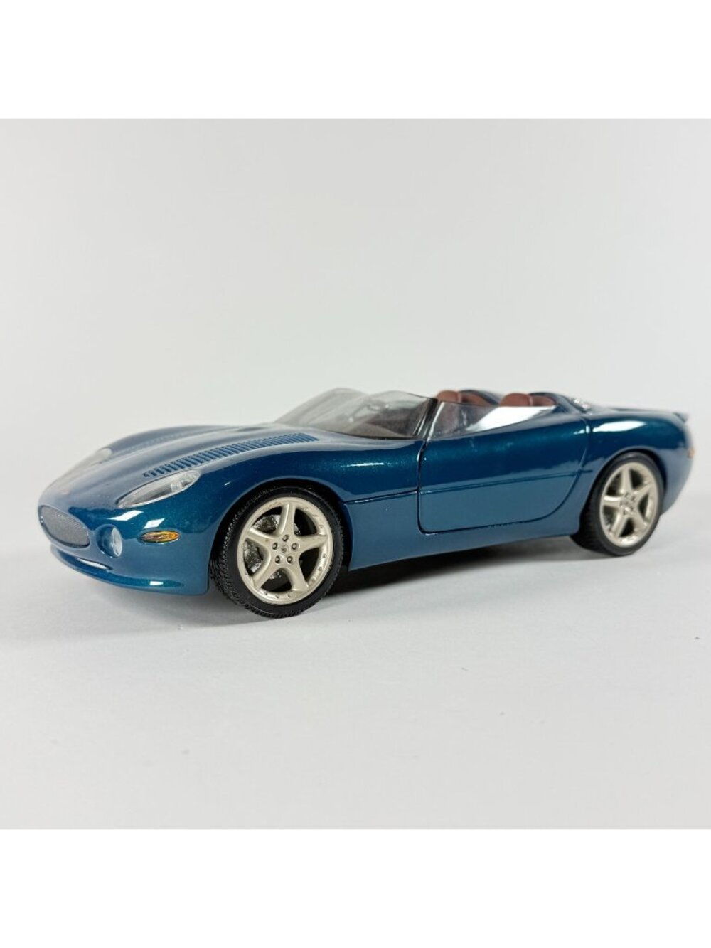 Maisto Jaguar XK180 Diecast Model Car Blue Convertible 1:18 Scale Collectible